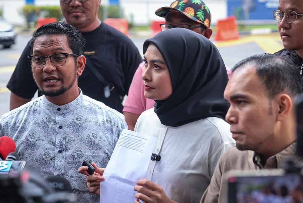 Young Syefura (tengah) bersama Syahredzan (kanan) dan Sheikh Umar (kiri) ditemui pemberita selepas membuat laporan di Ibu Pejabat Polis Daerah Dang Wangi pada Ahad. Foto Bernama