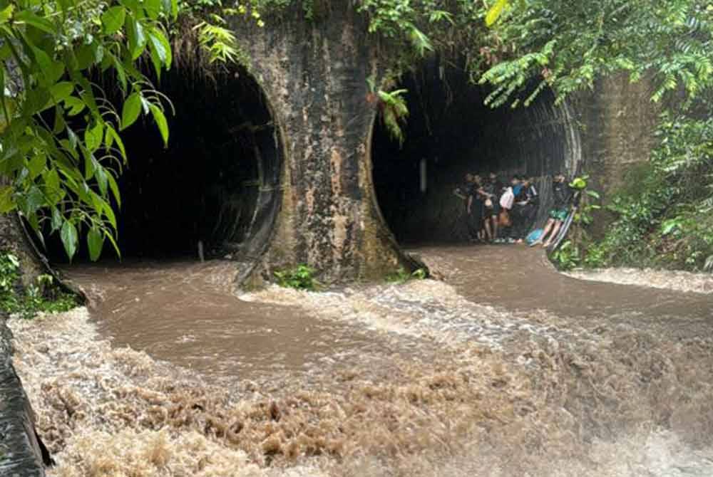 25 orang terperangkap akibat kepala air di Sungai Pisang Selayang, di sini, pada Ahad.