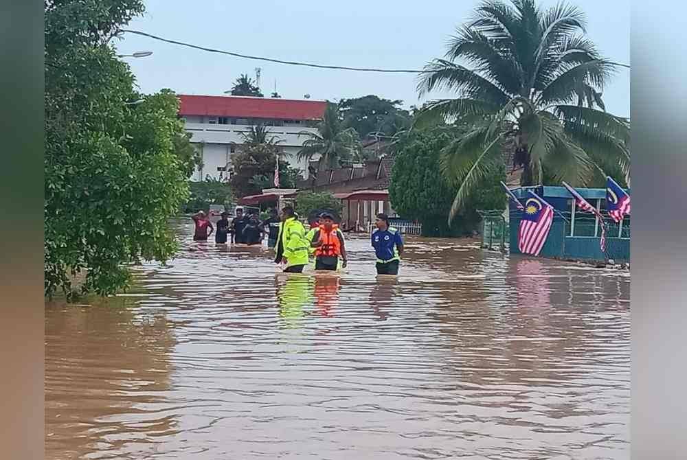 Keadaan banjir kilat di beberapa kawasan sekitar Masjid Tanah. Foto pengguna media sosial