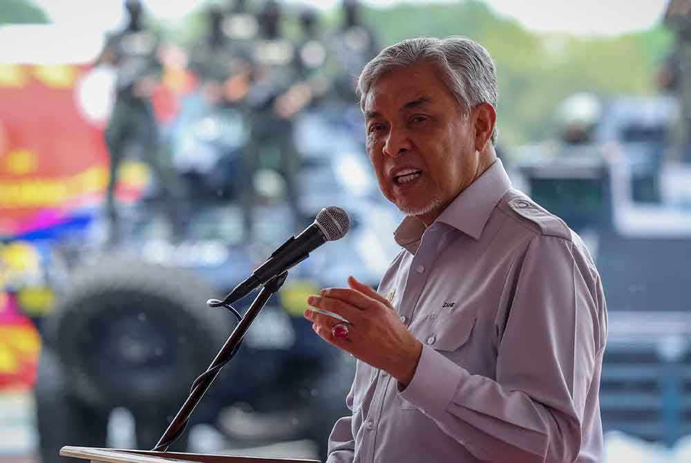 Ahmad Zahid semasa menyampaikan ucapan pada majlis perasmian penutup Latih Amal Keselamatan Menyeluruh di Melaka Energy Park Sungai Udang pada Ahad.