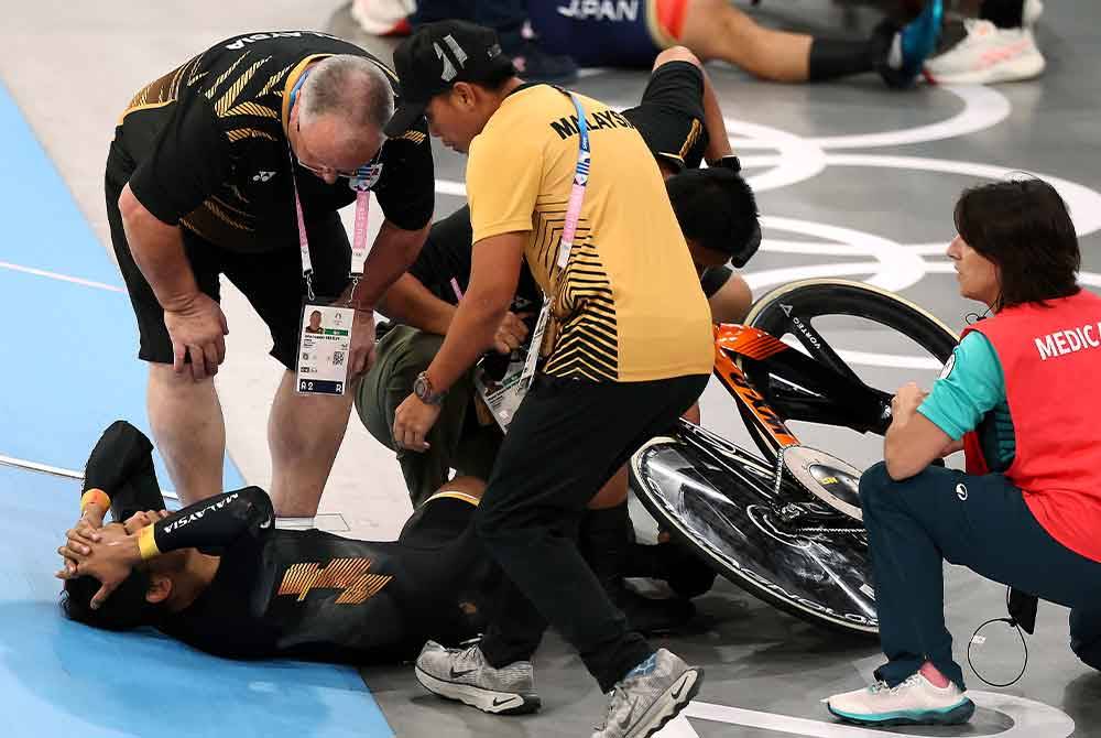 Shah Firdaus selepas terlibat dalam perlanggaran ketika beraksi acara basikal trek keirin lelaki peringkat akhir pada Sukan Olimpik Paris 2024 di Saint-Quentin-en Yvelines National Velodrome hari ini. Foto Bernama