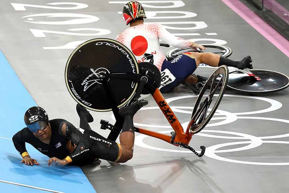 Shah Firdaus ketika terlibat dalam perlanggaran dalam aksi acara basikal trek keirin lelaki peringkat akhir pada Sukan Olimpik Paris 2024. Foto Bernama