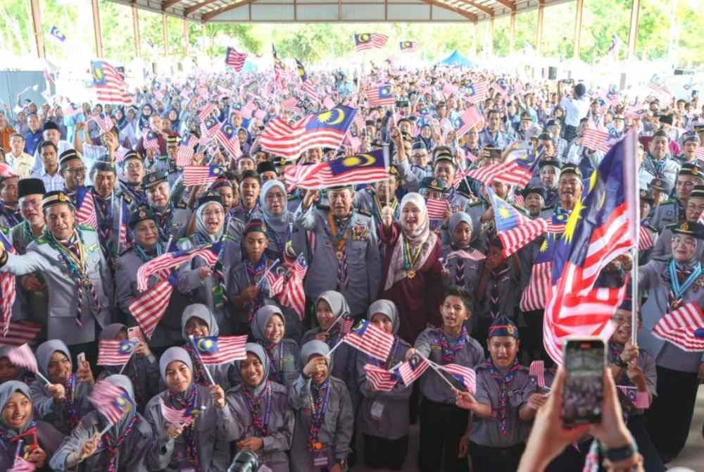 Fadhlina (tengah) bersama peserta Program Kempori Pengakap Madani menyanyikan lagu sempena sambutan Hari Kebangsaan selepas menyempurnakan perasmian program di kem Pengakap Tengku Muhammad Ismail, Kuala Nerus, Terengganu.