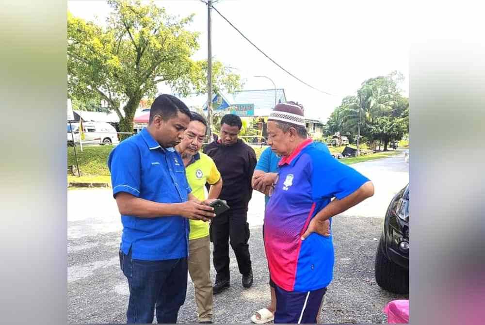 Mohamad Hanifah (kiri) mendengar permasalahan penduduk di kawasan DUN Labu.