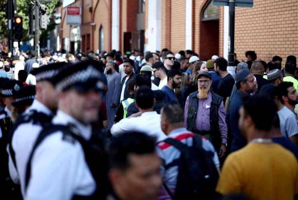 Pegawai polis berkawal di luar masjid timur London selepas solat Jumaat. Foto AFP