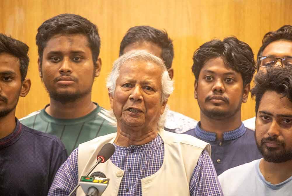 Muhammad Yunus (tengah) mengetuai kerajaan sementara Bangladesh. Foto EPA