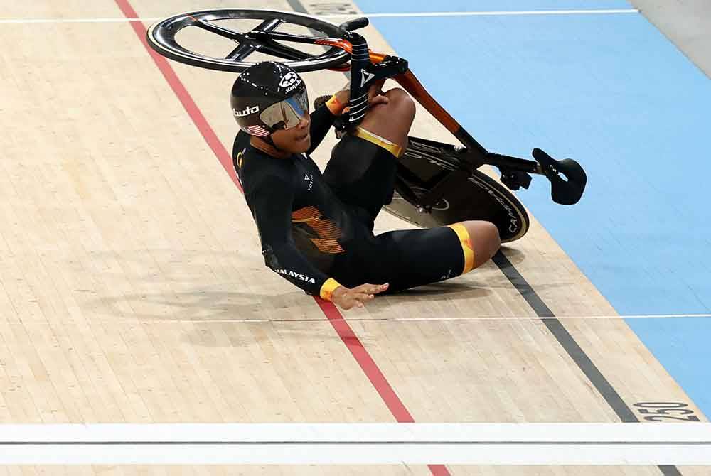 Shah Firdaus terlibat dalam perlanggaran ketika beraksi acara basikal trek keirin lelaki peringkat akhir pada Sukan Olimpik Paris 2024 di Saint-Quentin-en Yvelines National Velodrome pada Ahad. Foto Bernama