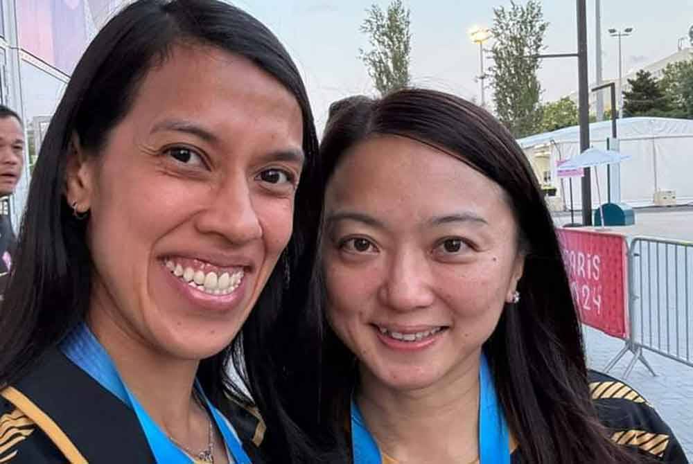 Hannah (kanan) bersama Nicol yang banyak membantu atlet negara di Paris. - Foto: FB Hannah Yeoh.