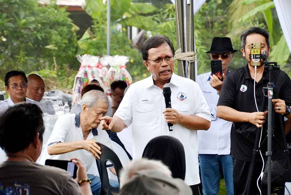 Mohd Shafie ketika berucap pada Program Jelajah Presiden Warisan Parlimen Sepanggar di Taman Sepanggar, Kota Kinabalu.