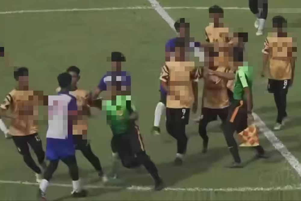 Video berdurasi 2 minit 23 saat memaparkan insiden pergaduhan pemain bola tersebut namun dileraikan oleh pengadil.