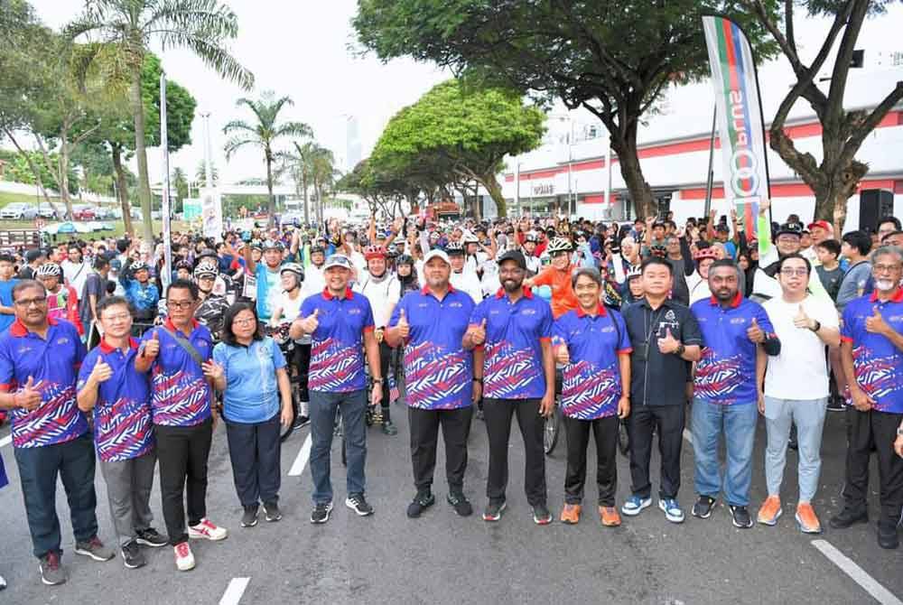 Amirul Azizan (tujuh kanan) bersama peserta larian santai jiwa merdeka sejauh 4.5 kilometer