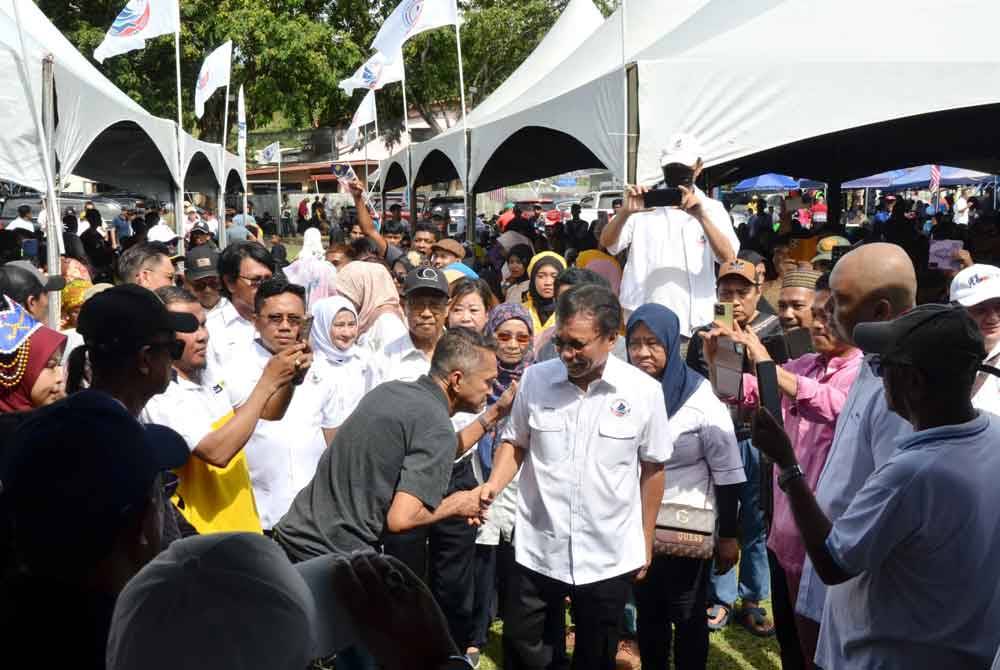 Mohd Shafie bertemu rakyat pada siri jelajah Presiden Warisan Parlimen Sepanggar, di Taman Sepanggar, Kota Kinabalu.