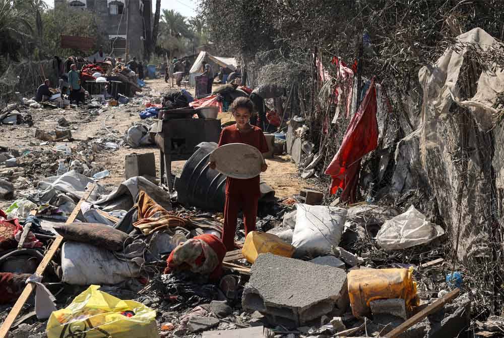 Deir al-Balah yang menjadi tempat berlindung kebanyakan penduduk Palestin di tengah Gaza terus dihujani bom.