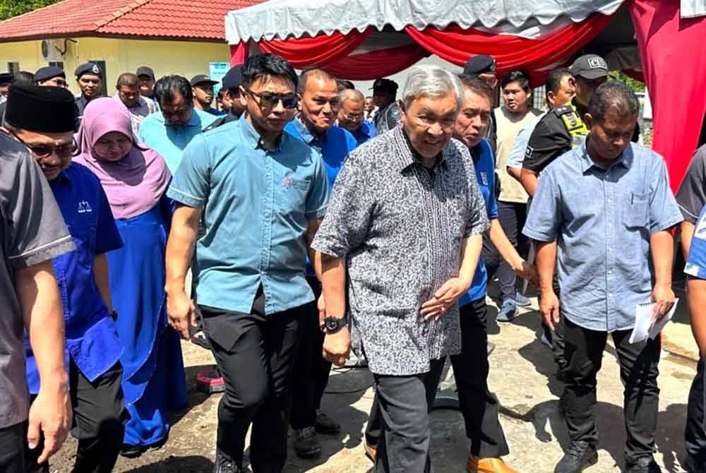 Ahmad Zahid (tengah) yang hadir pada Program Temu Mata bersama Warga Peneroka dan Masyarakat Jeram Tekoh di Dewan GDW Kesedar Jeram Tekoh di Gua Musang.