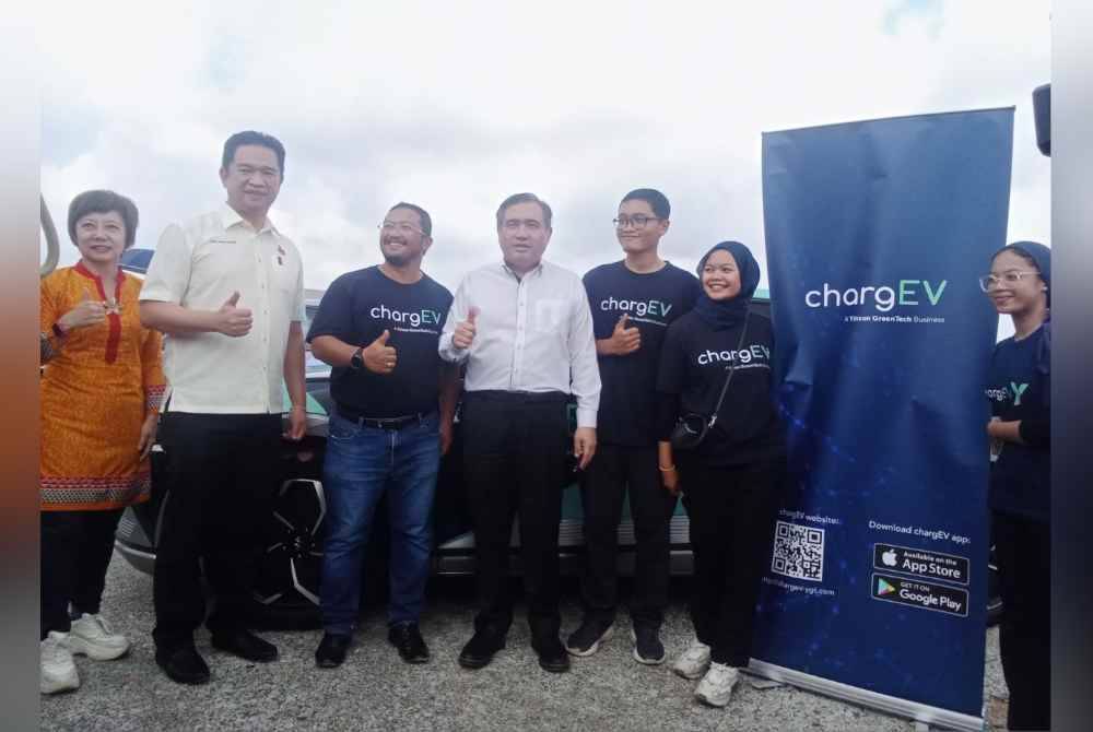 Anthony (empat dari kiri) pada Program ESG Kumpulan Careplus Sempena Pemasyhuran Careplus Mall dan Kilang Pemasangan di Chembong pada Isnin.