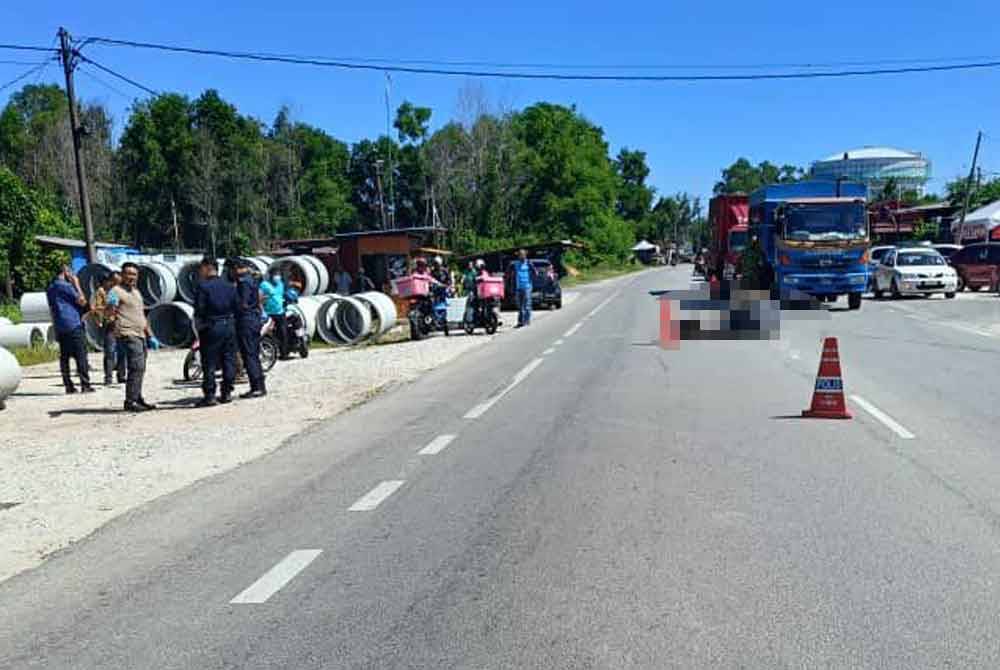 Seorang lelaki maut dalam kemalangan selepas motosikal ditunggangnya melanggar sebuah lori yang membuat pusingan U. Foto PDRM