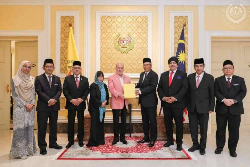 Sultan Ibrahim (tengah) berkenan menerima laporan lengkap RCI yang dipersembahkan oleh Tun Md Raus dan semua ahli RCI di Istana Negara pada Isnin. Foto FB Sultan Ibrahim Sultan Iskandar