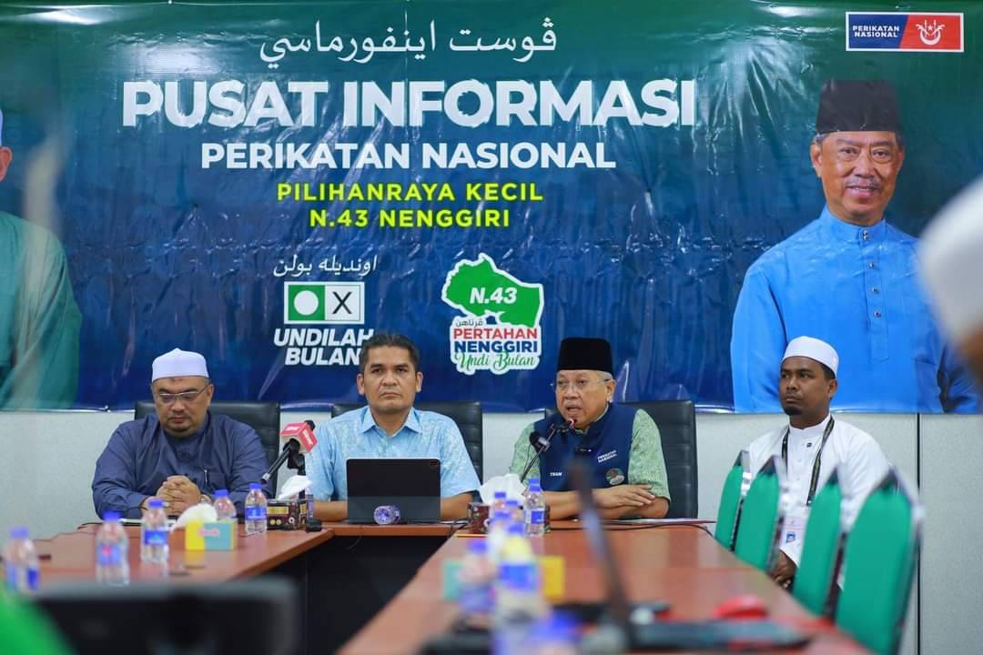 Annuar (dua dari kanan) menjawab soalan pemberita dalam sidang akhbar di Pusat Informasi PN di Gua Musang pada Isnin.