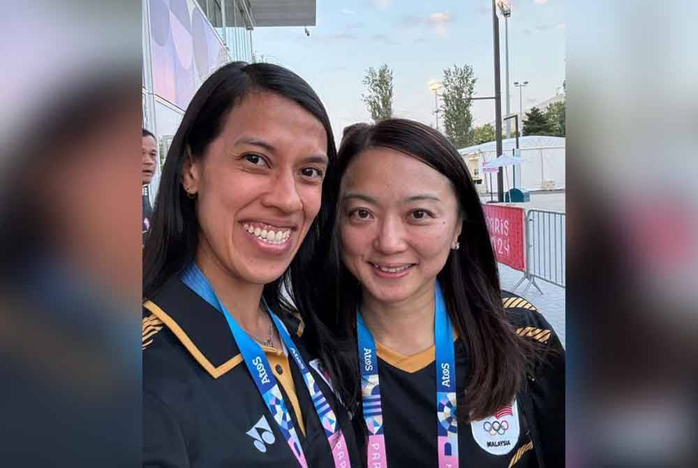 Hannah (kanan) bersama Datuk Nicol Ann David.