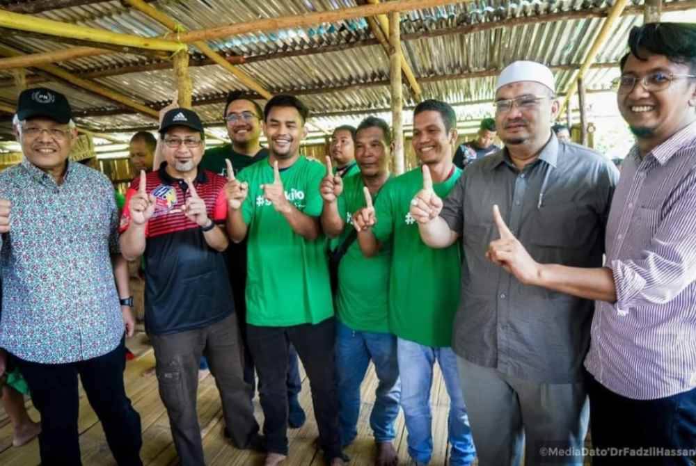 Mohamed Fadzli (dua dari kanan) ketika ditemui selepas sidang akhbar PN di Pusat Informasi PN PRK DUN Nenggiri di sini pada Isnin.