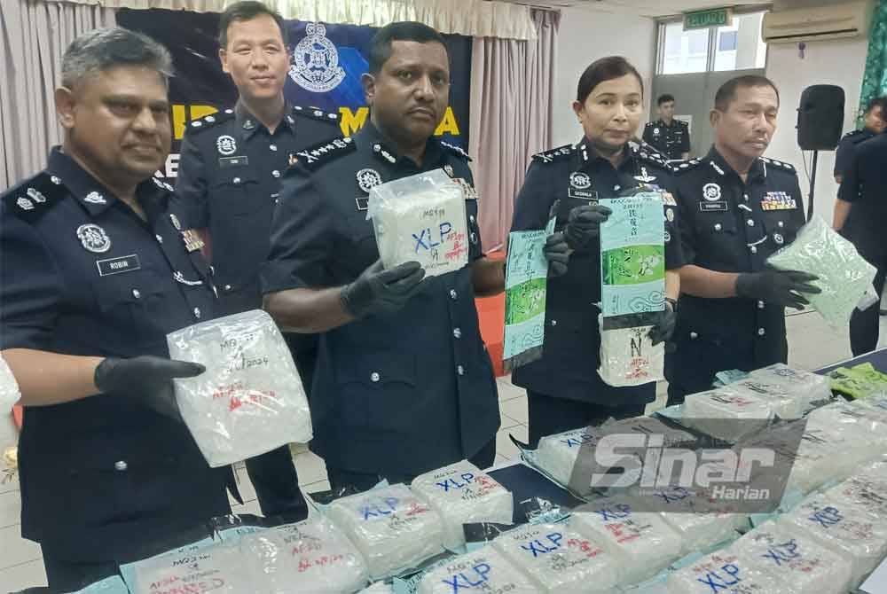 Hussein (depan, dua dari kiri) menunjukkan dadah yang dirampas daripada seorang lelaki di Sabak Bernam, Selangor dianggarkan berjumlah RM2.6 juta. - FOTO: SINARHARIAN/HISYAMUDDIN AYUB.