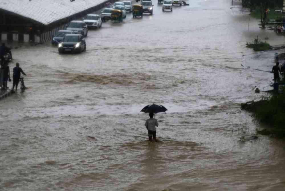 Lebih 30 orang maut akibat banjir di negeri utara India. Foto AFP