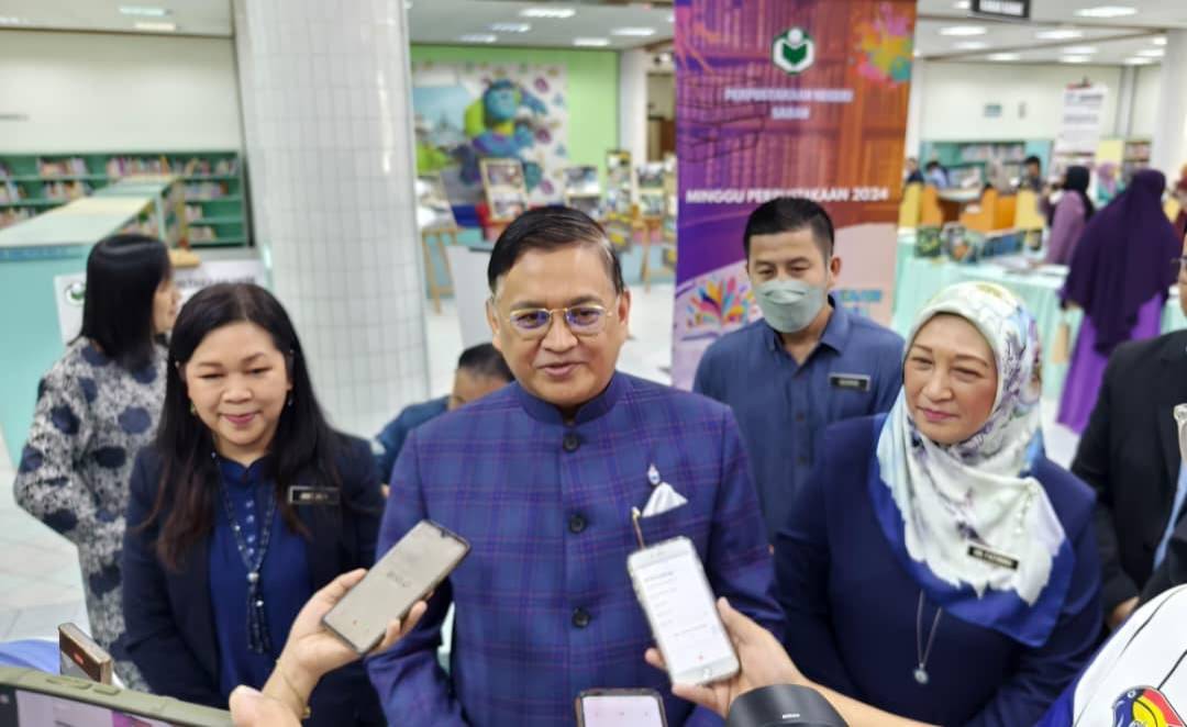 Mohd Arifin ketika ditemui pemberita selepas merasmikan Minggu Perpustakaan di Auditorium Perpustakaan Sabah Cawangan Keningau.