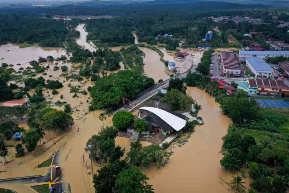 Situasi semasa banjir yang melanda Lubok China pada Isnin. Foto Bernama