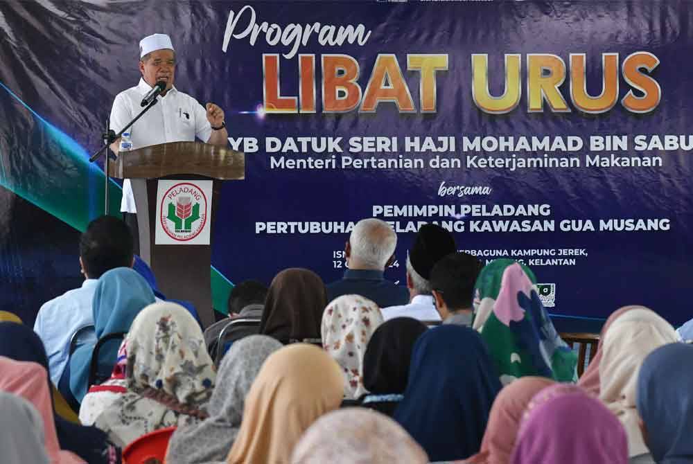 Mohamad menyampaikan ucapan pada Program Libat Urus bersama pemimpin Pertubuhan Peladang Kawasan Gua Musang di Dewan Serbaguna Kampung Jerek pada Isnin. Foto Bernama