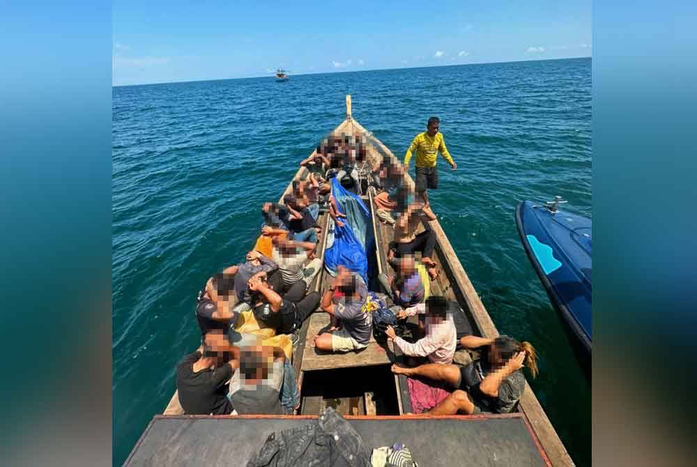 Polis berjaya mengesan sebuah bot membawa 29 warga Indonesia yang disyaki cuba masuk ke negara ini tanpa sebarang pas perjalanan yang sah sewaktu rondaan di kedudukan 9.8 batu nautika dari Tanjung Hantu Segari pada Ahad.