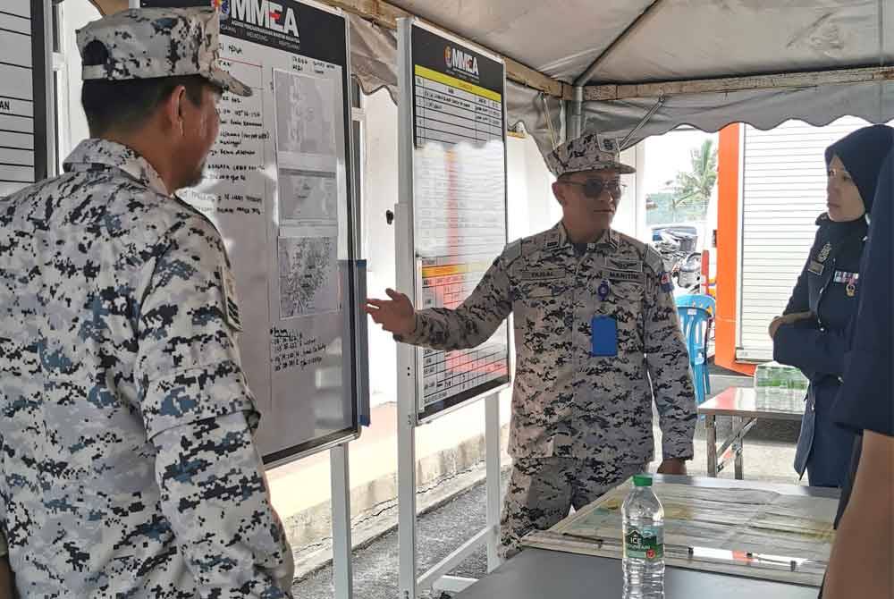 Muhammad Faisal memberi penerangan mengenai operasi pencarian dua pemancing yang masih hilang di pusat kawalan operasi Zon Maritim Kemaman.