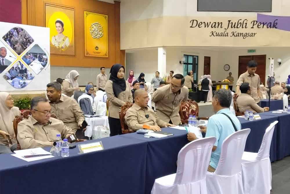 Saarani (duduk, dua dari kiri) melayani orang ramai yang hadir ketika Program Mesra Hari Bertemu Pelanggan Siri 6 Tahun 2024 di Dewan Jubli Perak pada Isnin.