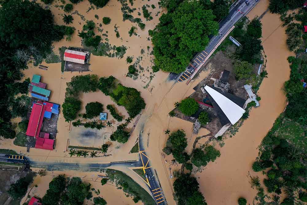 Situasi semasa banjir yang melanda Lubok China, pada Isnin. Foto Bernama