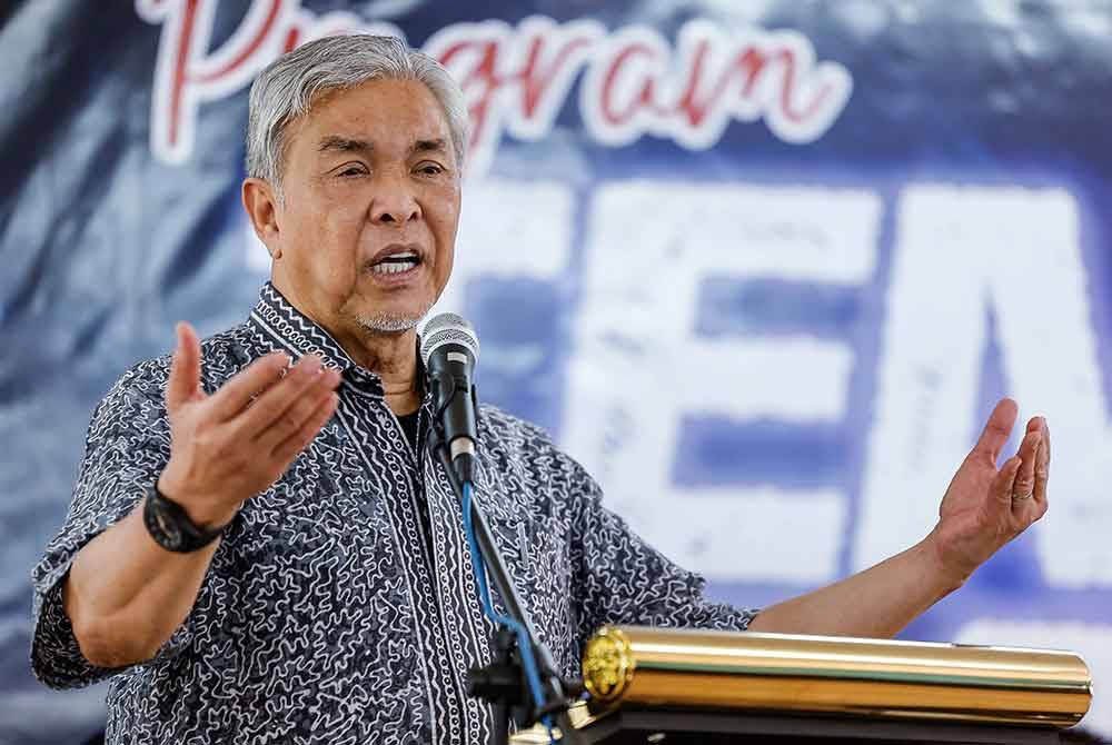 Ahmad Zahid ketika menyampaikan ucapan pada Program Temu Mata bersama Masyarakat Jeram Tekoh do Dewan GDW Kesedar, Jeram Tekoh hari ini. - Foto: Bernama