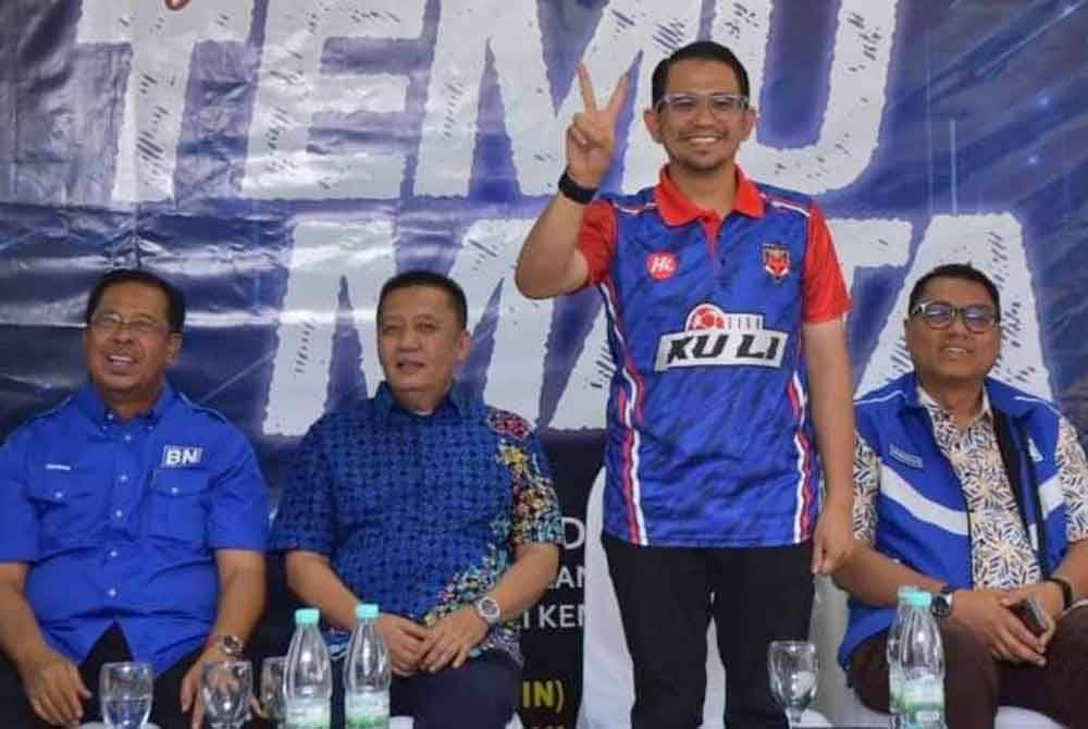 Ahmad Jazlan (dua dari kiri) bersama Mohd Azmawi Fikri (berdiri) semasa turun padang bertemu mata dengan rakyat Nenggiri.