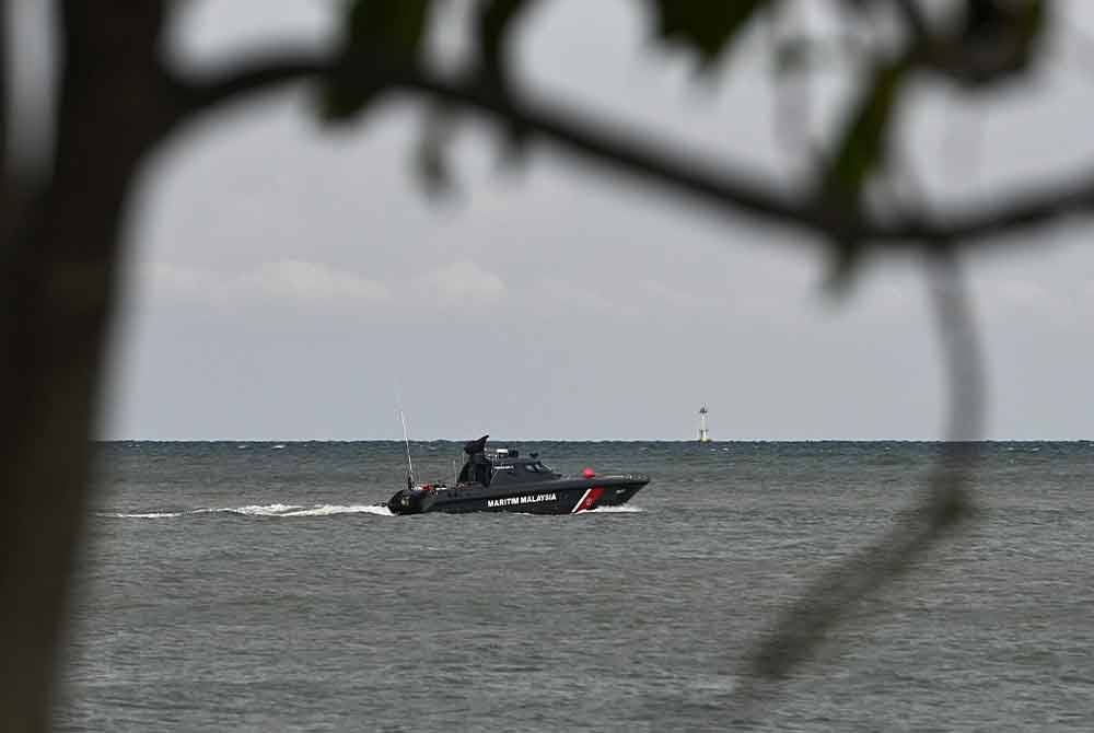 Sebuah bot Agensi Penguatkuasaan Maritim Malaysia (Maritim Malaysia) Terengganu melakukan operasi mencari mangsa yang hilang dalam kejadian bot nelayan dan tongkang berlanggar di perairan Kemaman ketika ditemui di Jeti Haji Pa Kuala Kemaman. Foto Bernama