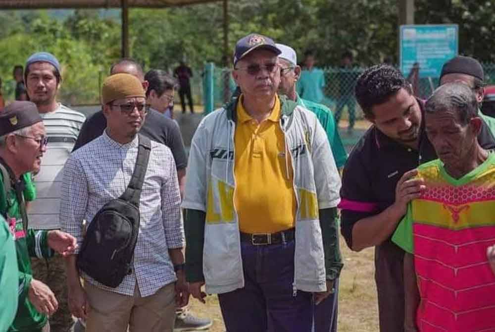 Annuar (tengah) menjadi orang paling tersohor di Malaya apabila selipar, kasut, stoking yang dipakainya mencuri tumpuan sepanjang tempoh berkempen di DUN Nenggiri.