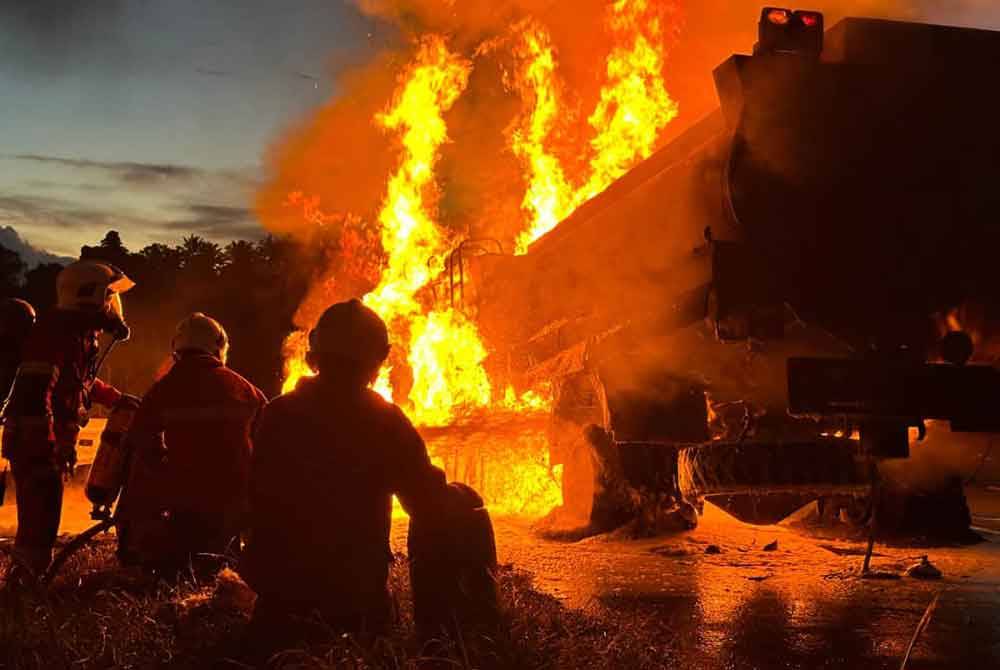 Pasukan bomba dari BBP Lahad Datu bertungkus lumus memadamkan kebakaran lori tangki membawa muatan diesel di kawasan bulatan berhampiran Taman Palm Height, Lahad Datu.