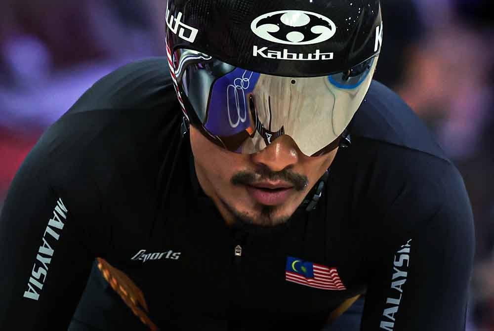 Azizulhasni ketika sesi memanas badan sebelum beraksi acara basikal trek keirin lelaki pusingan pertama pada Sukan Olimpik Paris 2024 di Saint-Quentin-en-Yvelines National Velodrome. Foto Bernama