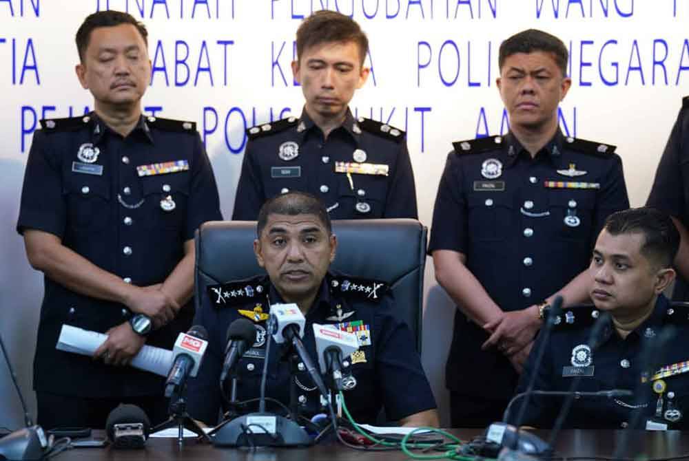 Muhammed Hasbullah (tengah) dalam sidang akhbar di Menara KPJ pada Selasa. Foto Sinar Harian - MOHD HALIM ABDUL WAHID