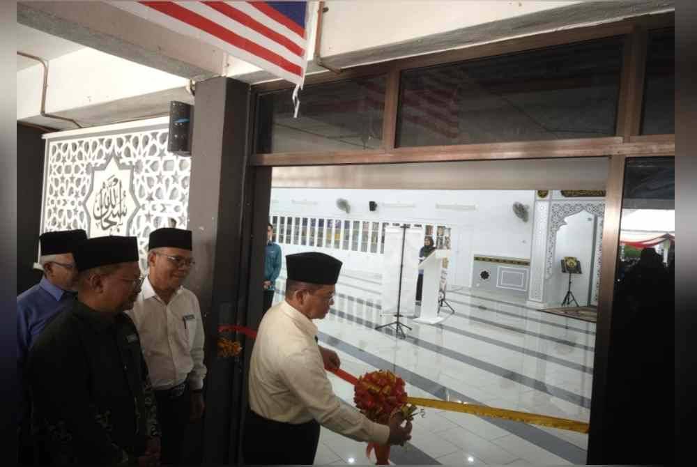 Mohd Na&#039;im memotong riben sebagai simbolik perasmian Surau Al-Marjan SMK Batu Muda pada Selasa.