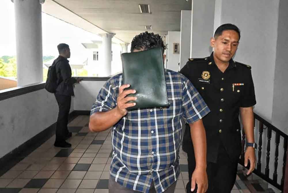 Mohd Rizal (kiri) didenda RM1,500 oleh Mahkamah Sesyen Melaka pada Selasa.