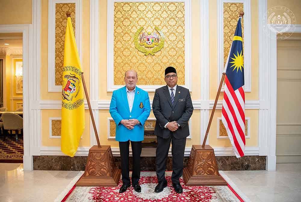 Sultan Ibrahim berkenan menerima menghadap KSN yang baharu, Datuk Seri Shamsul Azri Abu Bakar di Istana Negara hari ini. Foto Facebook Sultan Ibrahim Sultan Iskandar