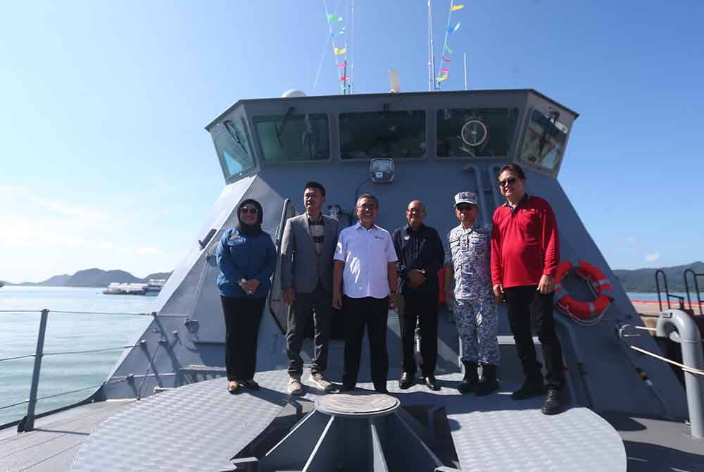 Adly (tiga dari kiri) bergambar bersama pihak KN Aluminium & Engineering dan Northern Shipyard atas kapal peronda 38M Sea Eagle.