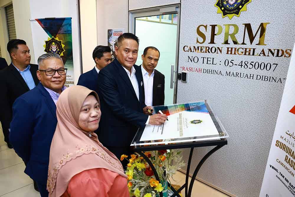 Ahmad Khusairi menandatangani plak perasmian pejabat SPRM cawangan baharu di Cameron Highlands pada Selasa.