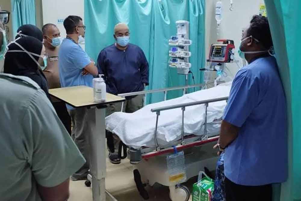 Muhammad Sanusi ketika menziarahi ibunya di ICU Hospital Sultanah Bahiyah.