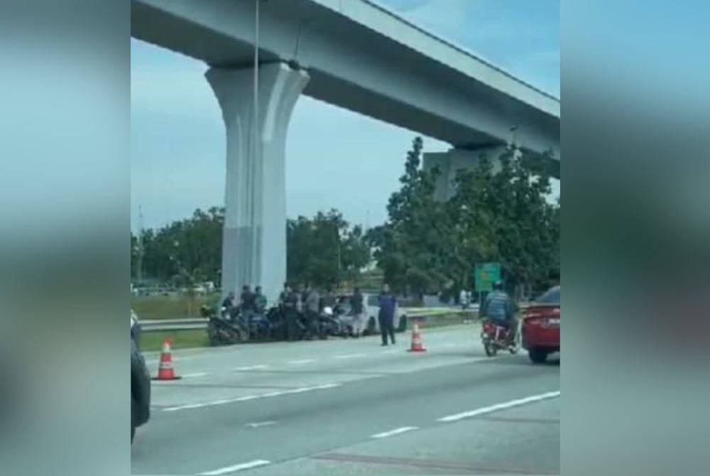 Tangkap layar video dipercayai lokasi kejadian suspek maut ditembak polis berdekatan susur masuk Plaza Tol Sungai Balak di Lebuhraya Kajang Silk pada Selasa.