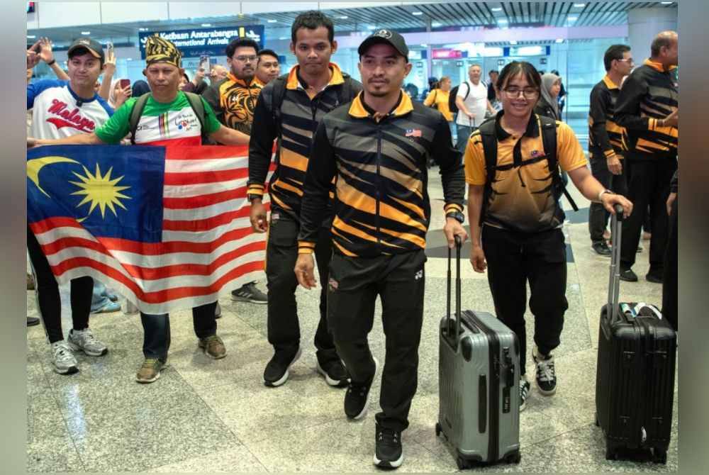 Azizulhasni (dua dari kanan) bersama Shah Firdaus (tiga dari kanan) dan Nurul Izzah Izzati Mohd Asri (kanan) sebaik tiba di Terminal 1 Lapangan Terbang Antarabangsa Kuala Lumpur hari ini selepas penyertaan di Sukan Olimpik Paris 2024. Foto Bernama