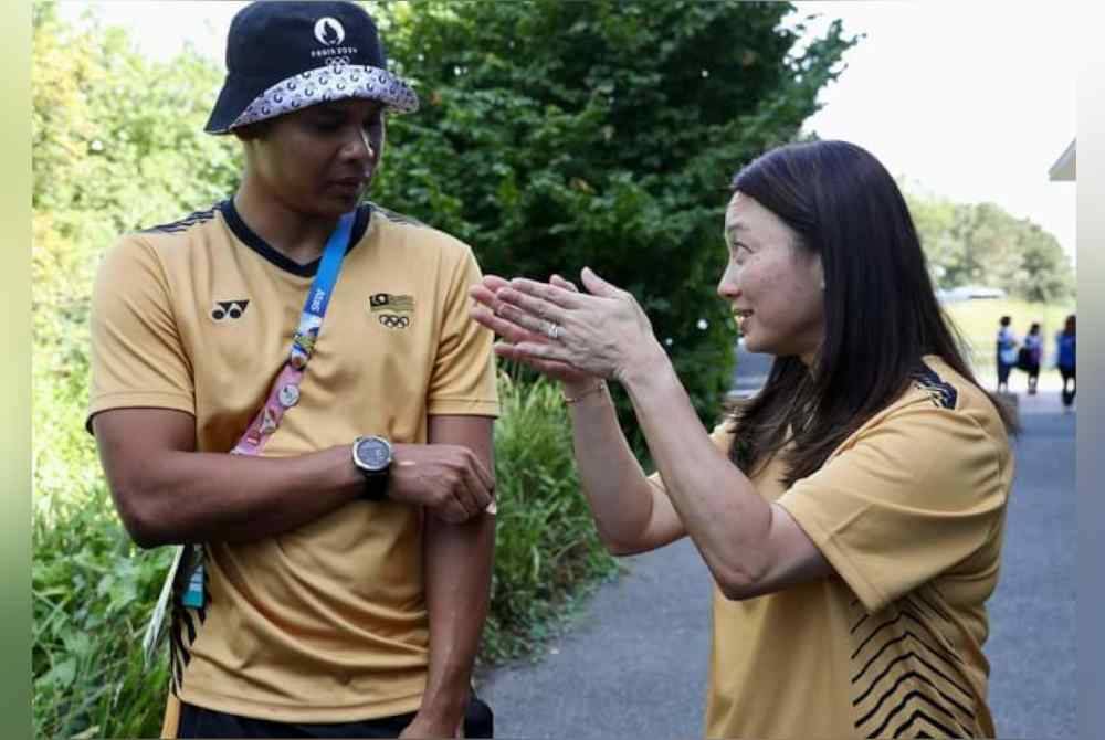 Hannah (kanan) memperkatakan sesuatu kepada Shah Firdaus. Foto Facebook Hannah Yeoh