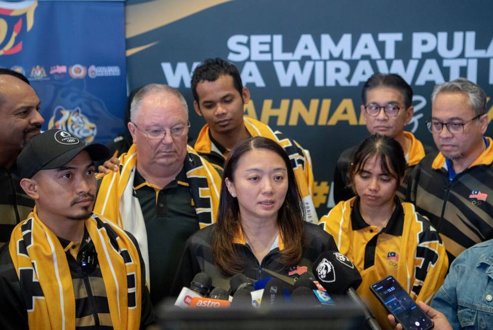 Hannah (dua dari kanan) ketika ditemui pemberita di Terminal 1 Lapangan Terbang Antarabangsa Kuala Lumpur pada Selasa.